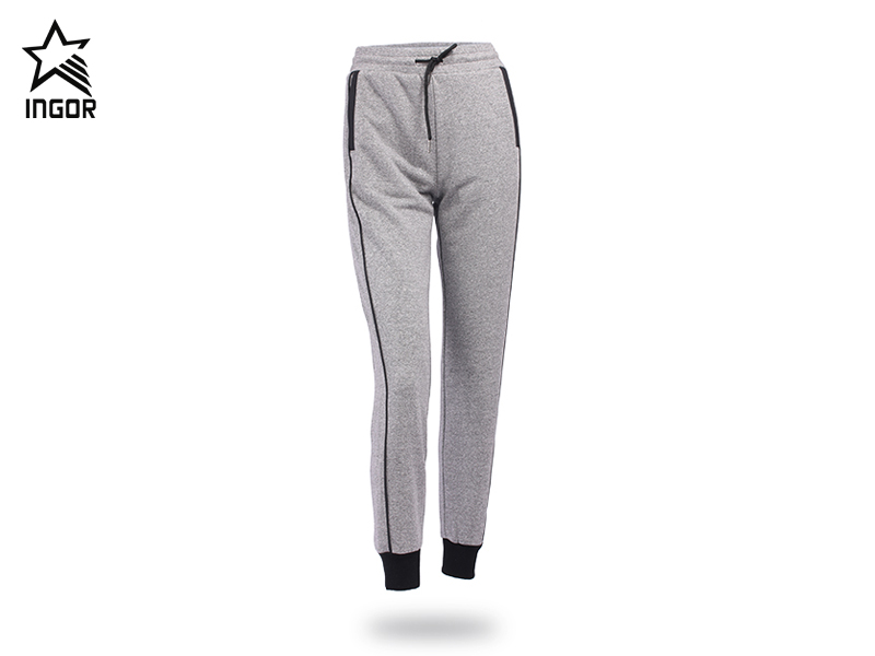 Los pantalones capri de yoga con bolsillos son pantalones cónicos JK11P014